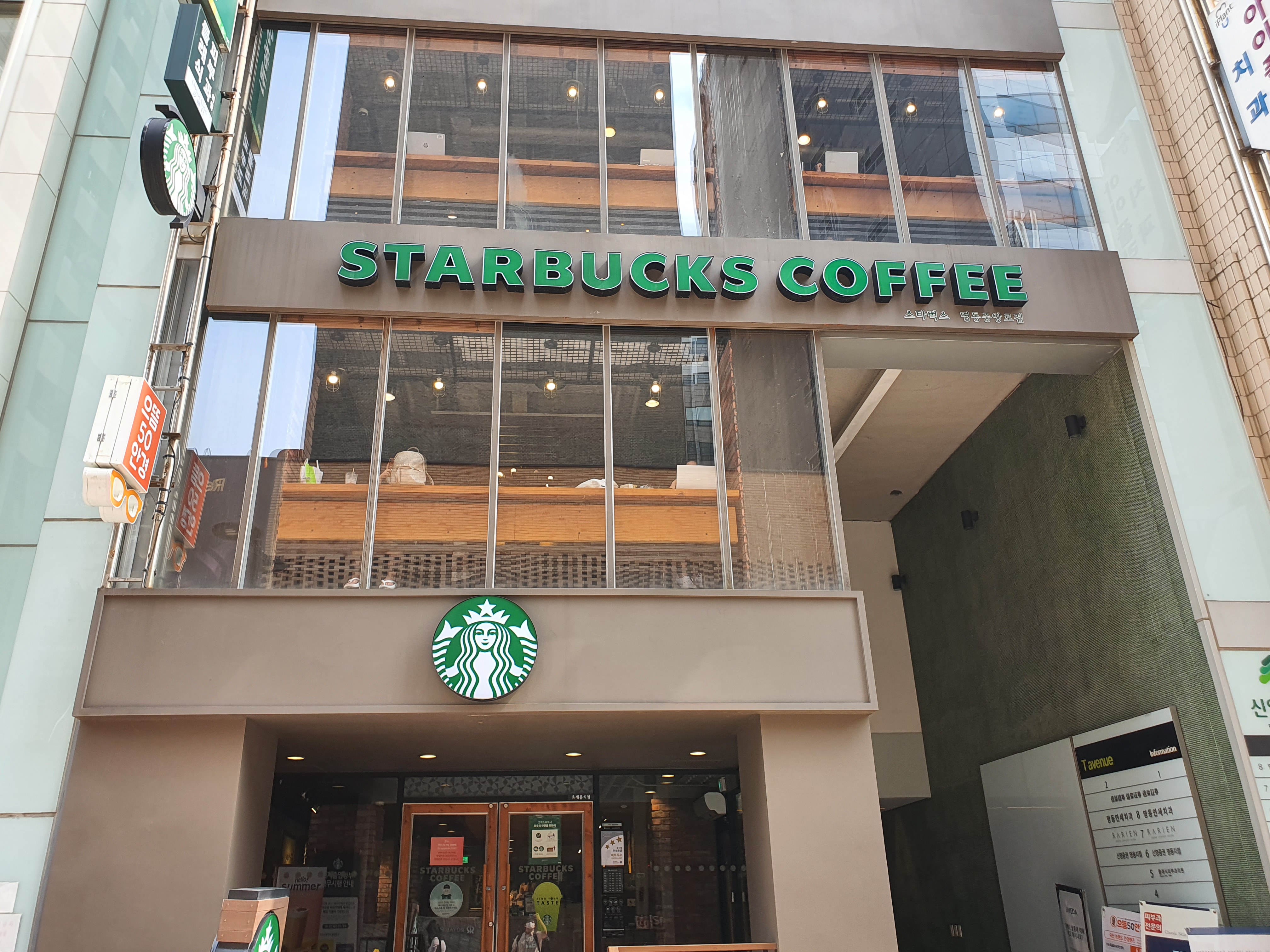 Starbucks Myeongdongjungangro Branch (스타벅스 명동중앙로점) 2