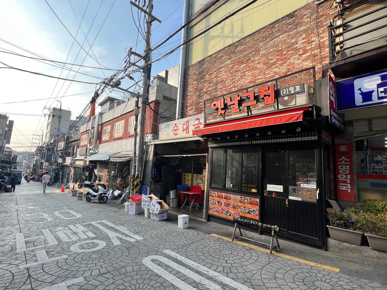 Yennalgeu House (옛날그집)