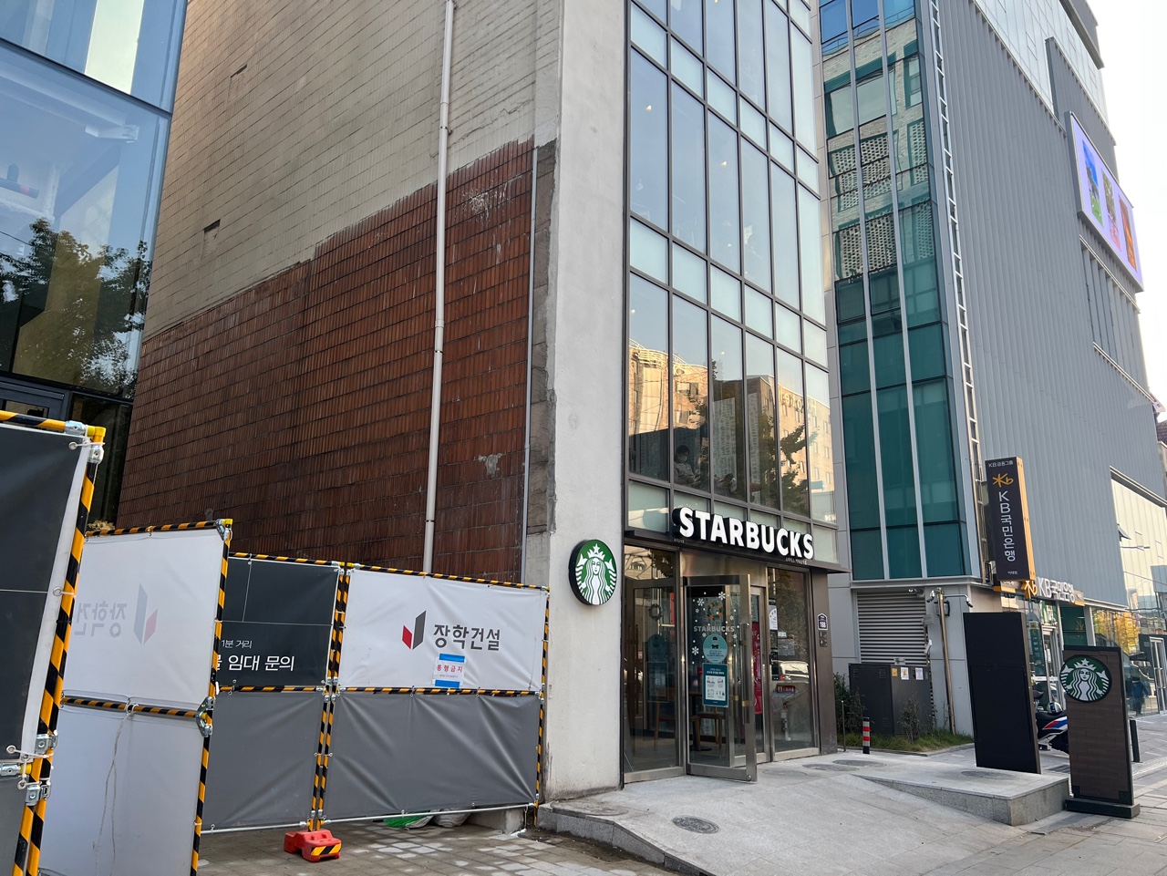 Starbucks Itaewon Station Branch (스타벅스 이태원역점) 2