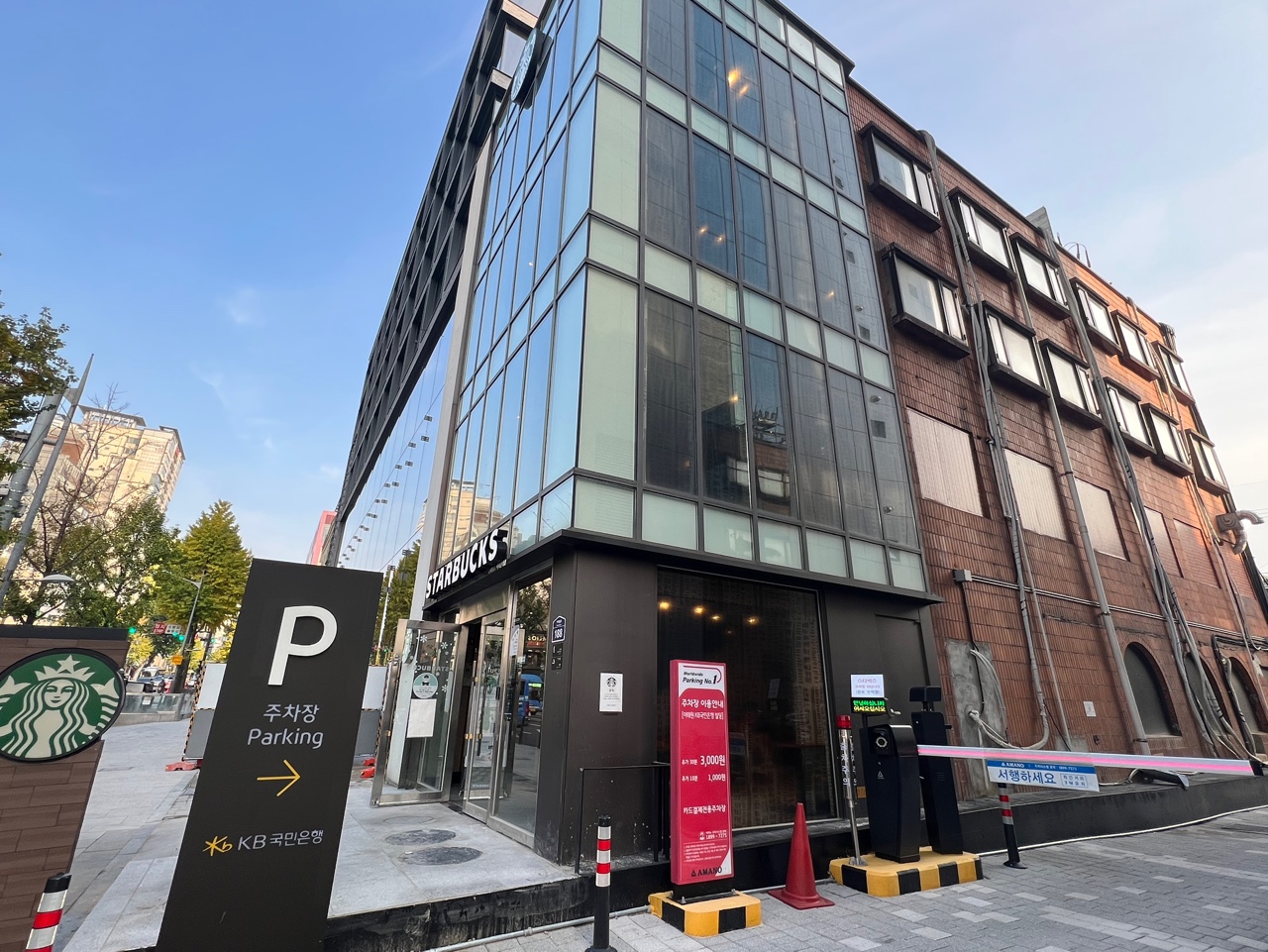 Starbucks Itaewon Station Branch (스타벅스 이태원역점) 10